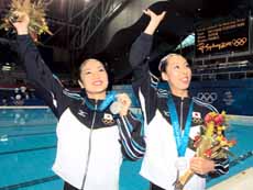 
���V�A�ɔs�ꂽ���̂̉ԑ��ƃ��_������Ƀj�b�R���̗��ԁi�E�j�A���c�g
